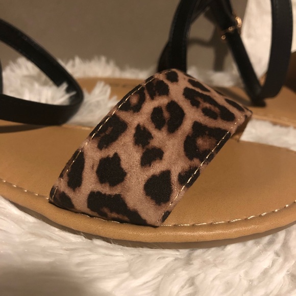 🔅Size 5.5 Only🔅Leopard Print Flat Sandals - Picture 6 of 7